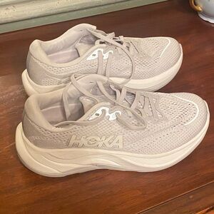 Hoka white/grey Athletic Shoes style: Rincon 4
